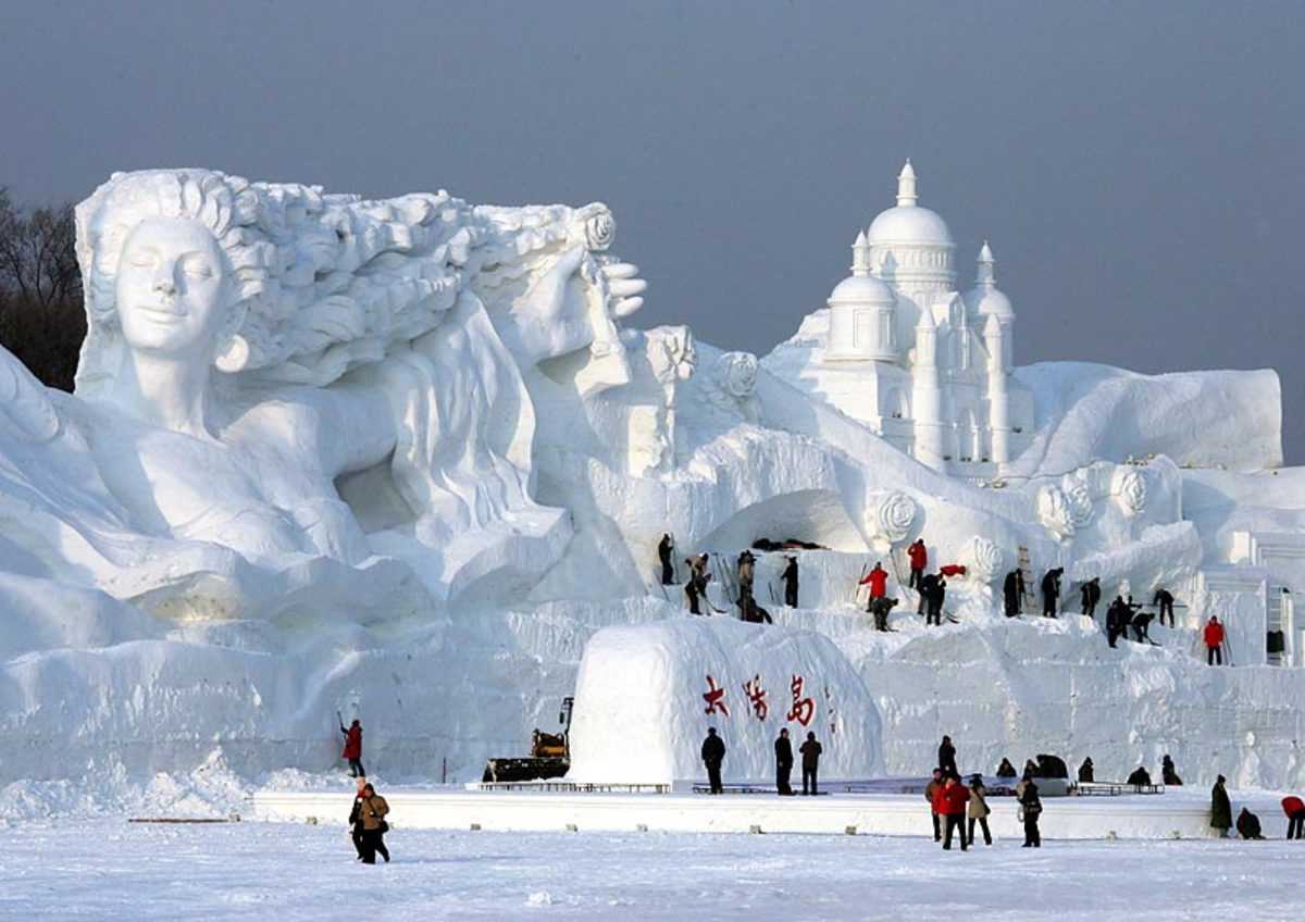 Самый большой сугроб. Ледяная статуя. Снежная крепость. Огромная Снежная крепость. Самый большой снег.